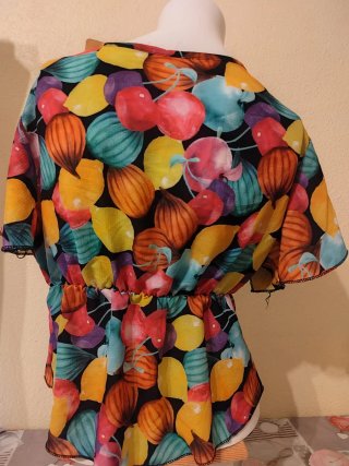 Blusa Crop Top con Stampa Frutta
