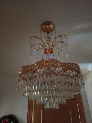 Lámpara de araña de cristal y metal dorado
