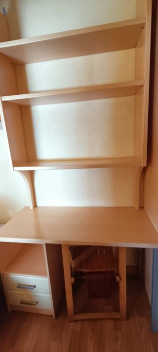 Escritorio con estantería y cajones