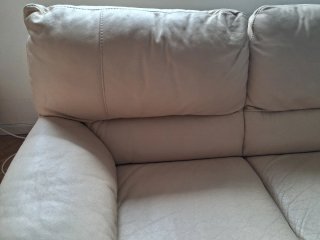 Sofá de piel beige