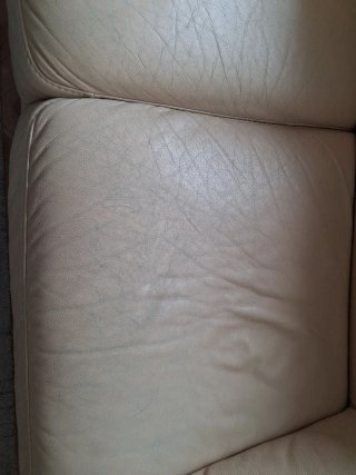 Sofá de piel beige