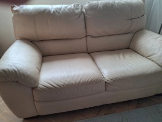 Sofá de piel beige