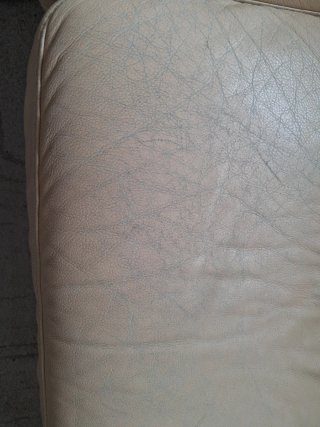 Sofá de piel beige
