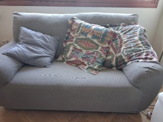 Sofá de piel beige
