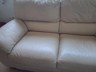 Sofá de piel beige