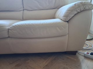 Sofá de piel beige