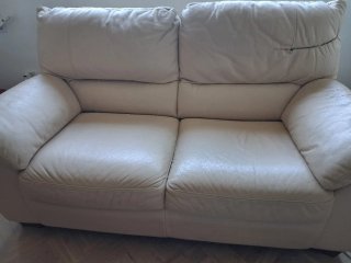Sofá de piel beige
