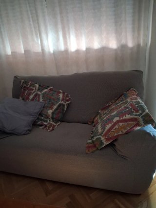 Sofá de piel beige