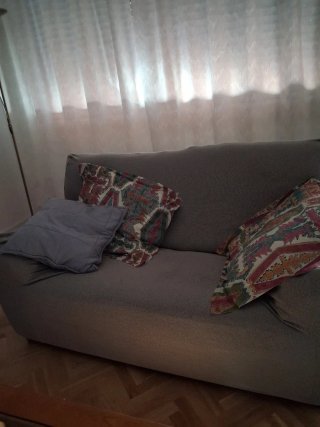 Sofá de piel beige