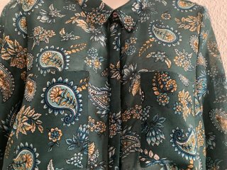 Blusa verde con estampado paisley
