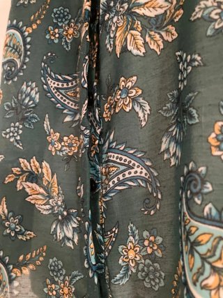 Blusa verde con estampado paisley