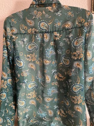 Blusa verde con estampado paisley