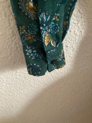 Blusa verde con estampado paisley