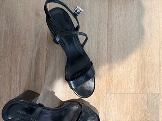 Sandali Massimo Dutti con tacco nero a piattaforma