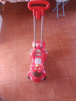 Cochecito infantil rojo con empujador
