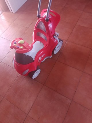 Cochecito infantil rojo con empujador