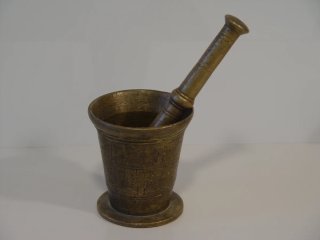 Almirez y mano de bronce