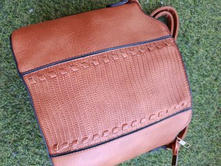Bolso de hombro marrón