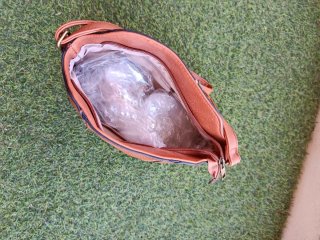 Bolso de hombro marrón