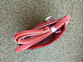 Bolso de hombro marrón