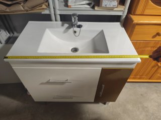 Mueble de baño blanco y dorado