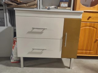 Mueble de baño blanco y dorado