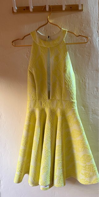 Vestido amarillo con encaje elegante