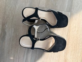 Sandali con tacco nero