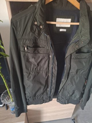 Chaqueta Hombre Verde Militar es fina  como nueva