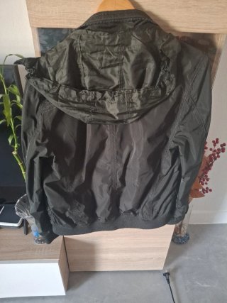 Chaqueta Hombre Verde Militar es fina  como nueva