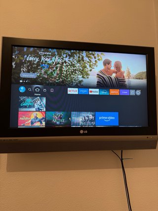 Televisor LG de 32 pulgadas con soporte de pared