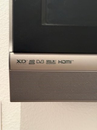 Televisor LG de 32 pulgadas con soporte de pared
