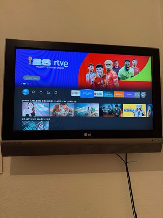 Televisor LG de 32 pulgadas con soporte de pared
