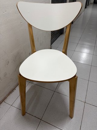 Silla Ikea blanca y madera