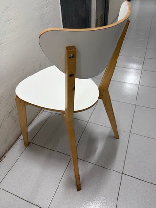 Silla Ikea blanca y madera