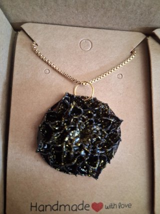 Colgante Resina Negro y Dorado Hecho a Mano