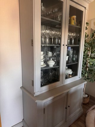 Vitrina gris de madera y cristal