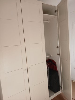 Armario blanco de madera