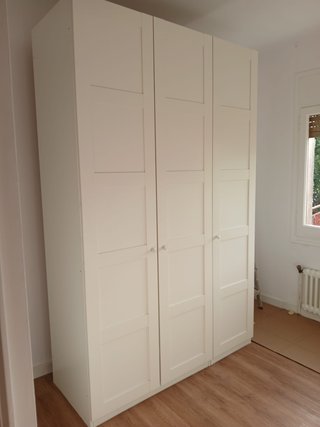 Armario blanco de madera