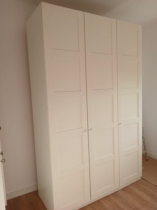 Armario blanco de madera