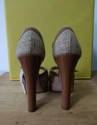 Sandali con tacco beige e marrone