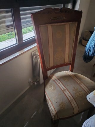 Seis sillas antiguas de madera y tela