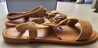 Sandali bassi marroni con frange