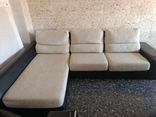 Sofá chaise longue beige y negro