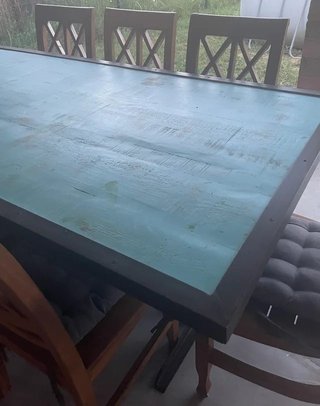 Mesa de madera azul con estructura metálica