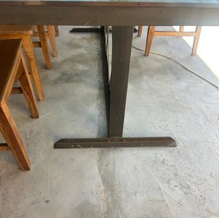 Mesa de madera azul con estructura metálica