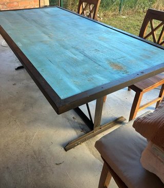 Mesa de madera azul con estructura metálica