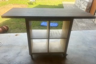 Mesa de madera azul con estructura metálica
