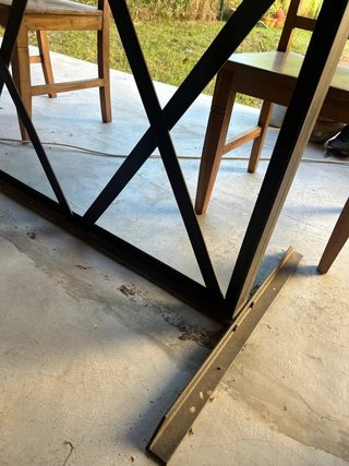 Mesa de madera azul con estructura metálica