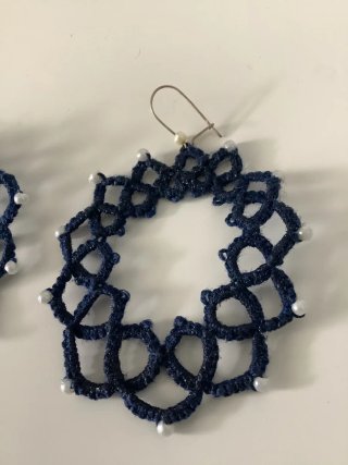 Orecchini blu con perle bianche